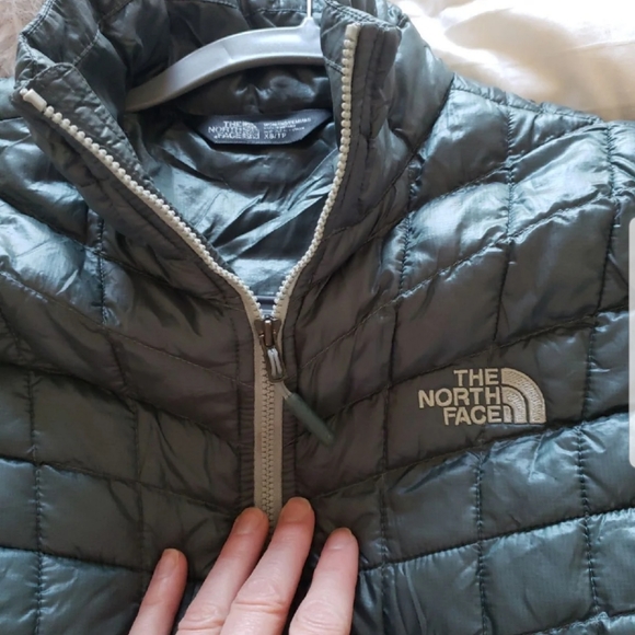 🚫SOLD🚫NORTH FACE THERMOBALL JACKET XS - Picture 3 of 8